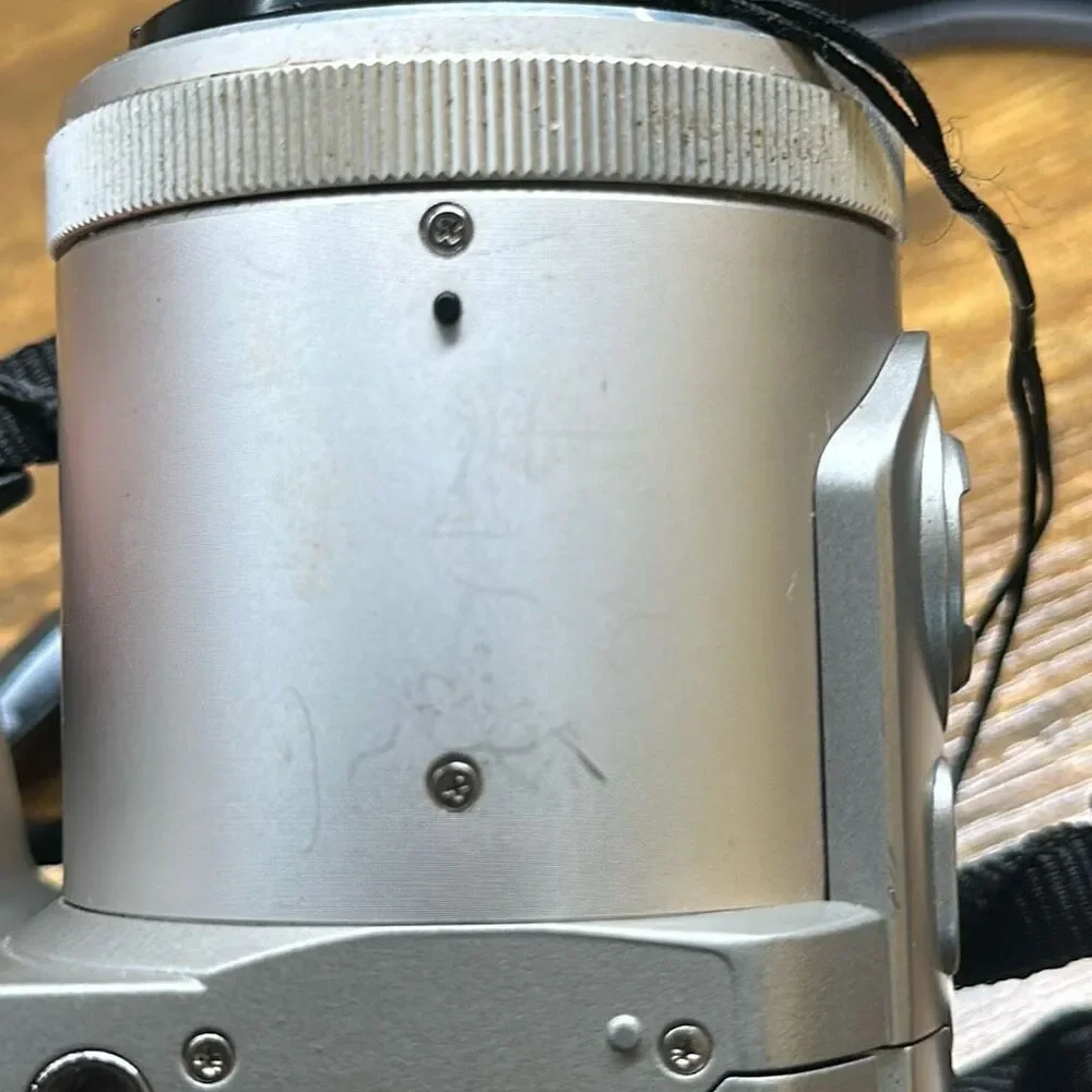 Fujifilm FinePix 4900Z Digital SLR Camera 6x‎ Zoom Silver